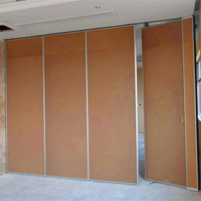 中国の教室の防音の折る隔壁、米国式の音響の移動可能な仕切りの製造者
