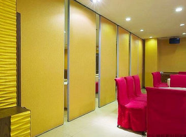 黄色く移動可能な隔壁、折る仕切りのドアを滑らせるホテルの会議室