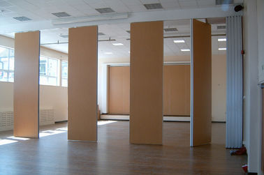 講堂の内部は部屋ディバイダーを滑らせるを木の移動可能な隔壁/飾りました