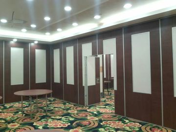 多色の宴会のホールの天井システムへの移動可能な隔壁の操作可能な床