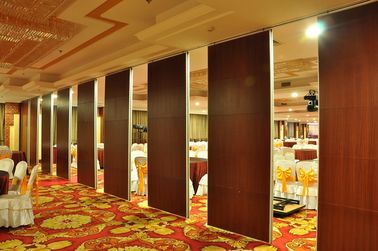 多色の宴会のホールの天井システムへの移動可能な隔壁の操作可能な床