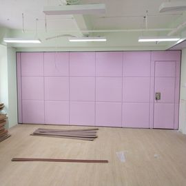 教室の音響の操作可能な折る壁の仕切りの木の革終わりのピンク色