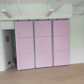 教室の音響の操作可能な折る壁の仕切りの木の革終わりのピンク色