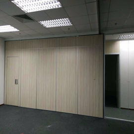 移動可能な壁のオフィスのための木製の折る隔壁の操作可能なドアの音響の隔壁