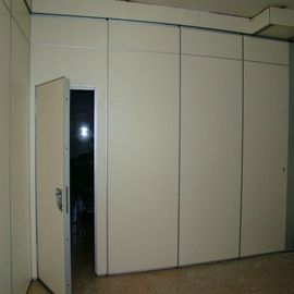 アクセス ドアが付いている折れ戸の仕切りのパネルを滑らせる防音の折り畳み式の壁