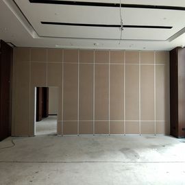 防音の操作可能な壁の移動可能な仕切り部屋ディバイダーのポリエステル線維板内部は飾ります