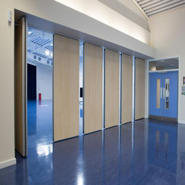 壁のドアが付いている操作可能な壁システムを折る防音の移動式隔壁部