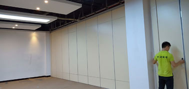 会議室のための折る仕切りの移動可能な壁システムを滑らせる装飾的な材料