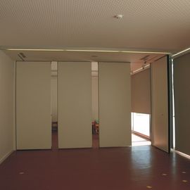 折れ戸の教室のための移動可能な隔壁を滑らせる学校