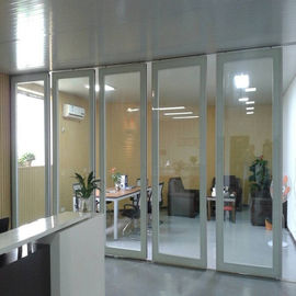 移動式オフィスのための部屋を分けるために隔壁を滑らせるガラス