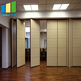 部屋部の一時的な携帯用オフィスの移動可能な隔壁の取りはずし可能な壁システム