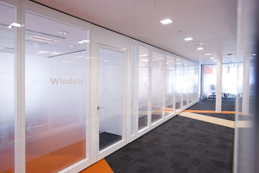 オフィスのための移動可能な隔壁の適用範囲が広い曇らされたガラス部屋ディバイダー