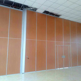 学校のでき事ホール分割のための機能制御を用いる教室の操作可能な壁