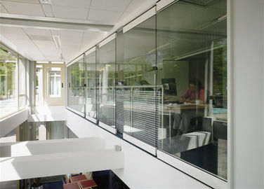 SoudproofのオフィスのためのアルミニウムFrameless緩和されたガラス仕切り部屋ディバイダー
