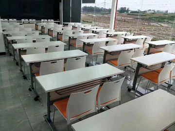 EBUNGEの現代折り畳み式の学校のテーブルの4つの車輪が付いている永続的なオフィス用家具の会議室の机