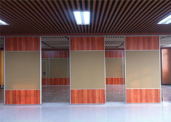 学校のでき事ホール部屋の分割のための教室の操作可能な壁の機能制御
