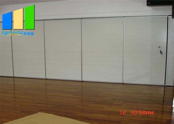 マレーシアの教室の白い積層の折れ戸の木の音響の隔壁