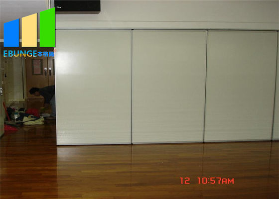 マレーシアの教室の白い積層の折れ戸の木の音響の隔壁