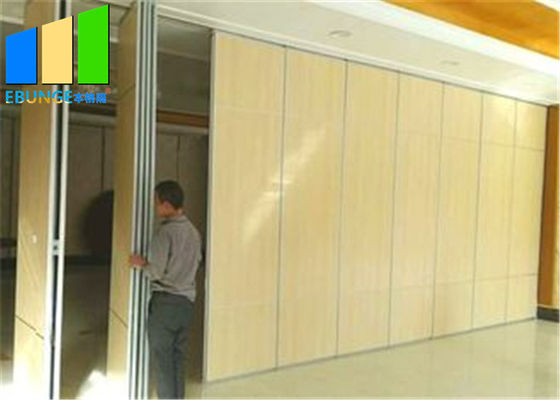 会議場の折り畳み式の仕切りの音響の移動可能な壁タイ