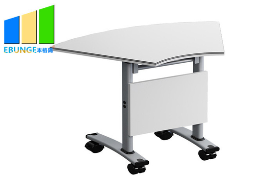 金属フレームが付いている現代オフィス部屋のシンプルな設計の可動装置の折る訓練のテーブル
