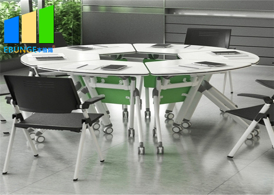 車輪が付いているモジュラー会議室の折りたたみの机の折りたたみのオフィスの訓練のテーブル