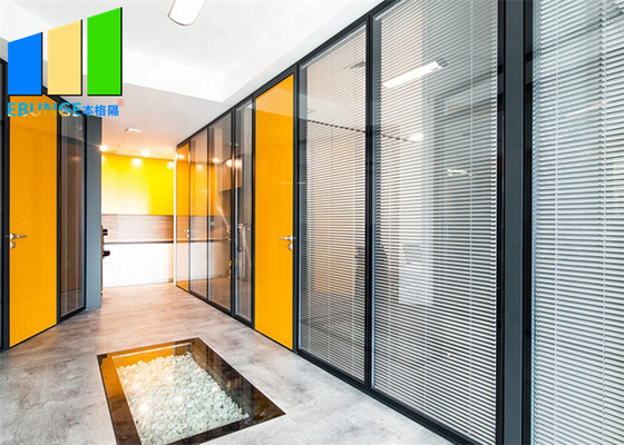 アルミニウム現代オフィスのための天井の仕切りへのフレームによって曇らされる固定ガラス壁の床