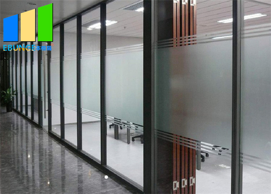Commericalの建物のためのポータブルによって組み立てられる固定ガラス仕切りのドアのオフィスの隔壁のキュービクル