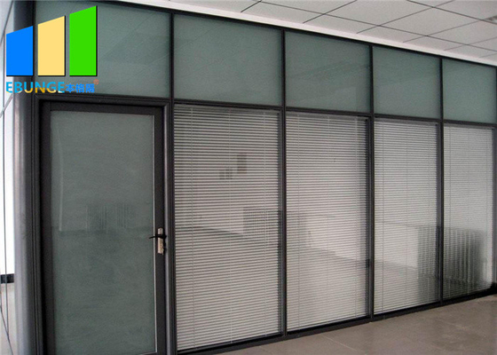 Commericalの建物のためのポータブルによって組み立てられる固定ガラス仕切りのドアのオフィスの隔壁のキュービクル
