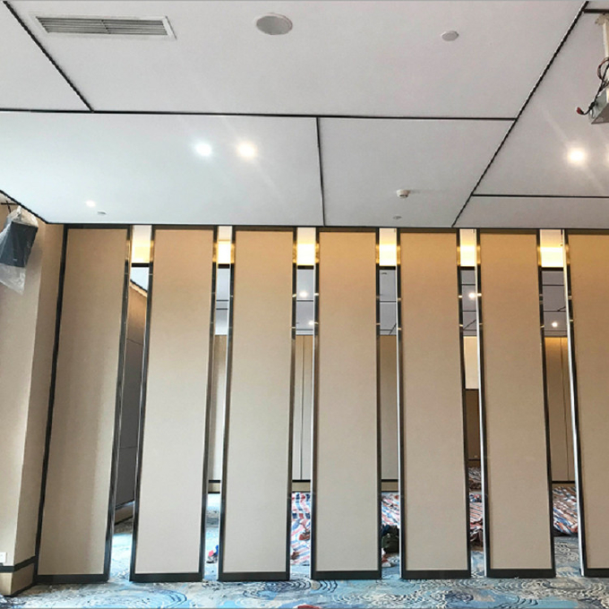 ホテルの防音の折りたたみの折り畳み式の壁の仕切りを滑らせる移動可能な隔壁の舞踏室