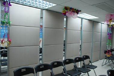 スペース節約の会議室のための容易な設置折りたたみそして操作可能な防音の隔壁