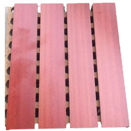合成の壁は防音の壁のための繊維の木製のプラスチックによって溝を作られる音響のタイルに乗ります