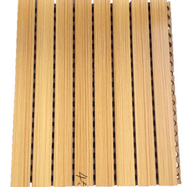 合成の壁は防音の壁のための繊維の木製のプラスチックによって溝を作られる音響のタイルに乗ります