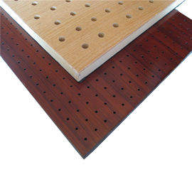 会議室の穴があいた木製の音響パネルの木製の壁羽目板シート