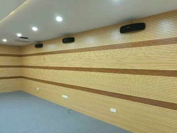 インテリア・デザインの機能ホールのための装飾的で物質的な木の溝がある音響パネル