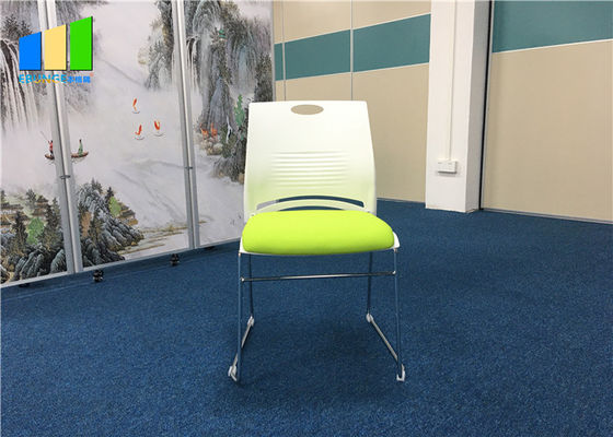 オフィス用家具 ワークステーション机のモダンなデザインの子供は生地の積み重ね可能なプラスチック オフィスの椅子を調査する