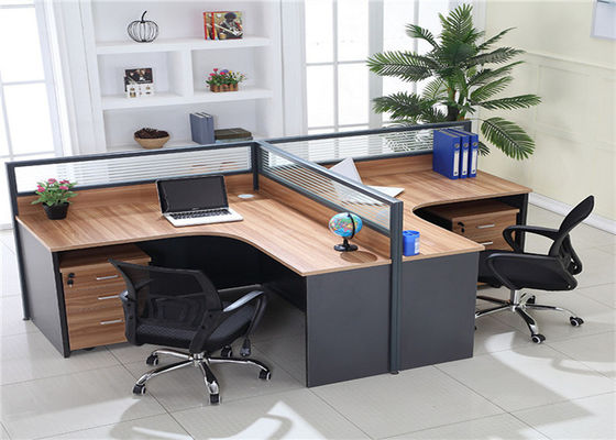 車輪のキュービクルのオフィス表4のSeaterのオフィス ワークステーションが付いている現代タイプMFCのパネルの網のオフィスの椅子
